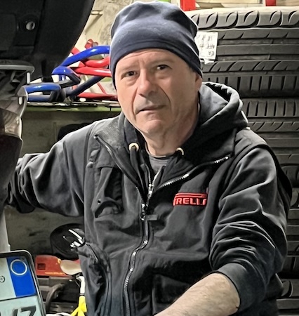 Fabrizio: Meccanico specializzato nella manutenzione e riparazione di ciclomotori e moto